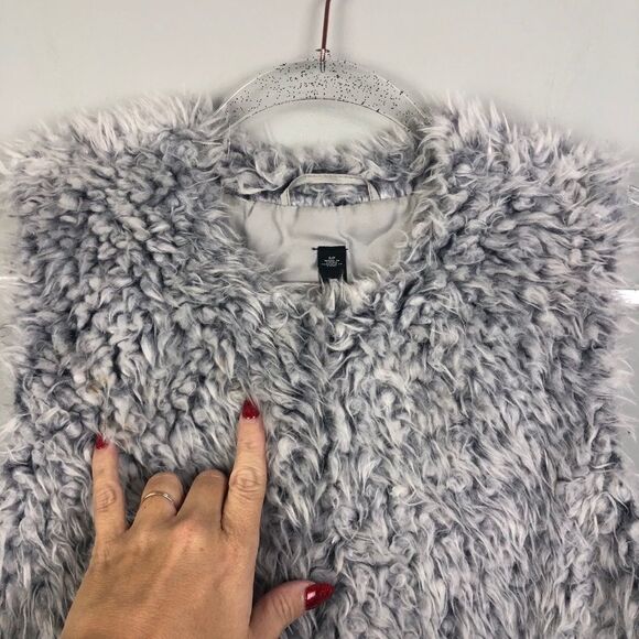 DESIGN LAB LORD & TAYLOR | Gray Fur Vest Sz Small - Picture 2 of 8